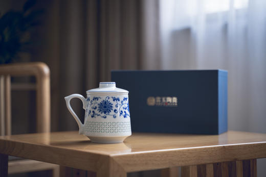 富玉 |  景德镇陶瓷玲珑水杯大容量泡茶带盖茶水分离青花缠枝莲茶漏杯 商品图0