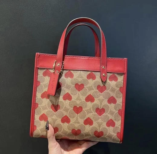 下架奥莱只要4折￥1580到手！Coach 专柜款爱心❤️限量印花field 22 托特包 商品图0