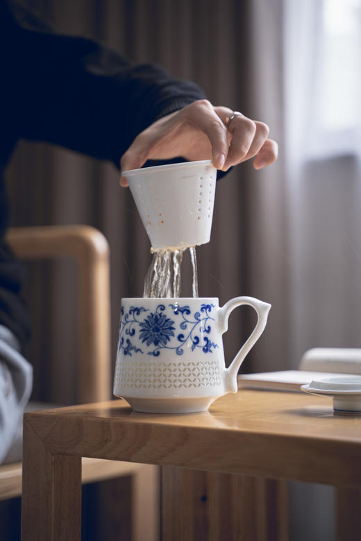 富玉 |  景德镇陶瓷玲珑水杯大容量泡茶带盖茶水分离青花缠枝莲茶漏杯 商品图3