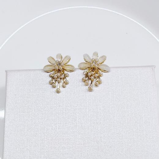 JU-DS2031新款气质简约珍珠耳环925银针花瓣耳钉女小众设计感网红耳饰 商品图3