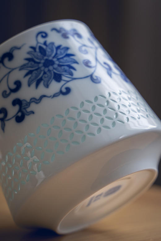 富玉 |  景德镇陶瓷玲珑水杯大容量泡茶带盖茶水分离青花缠枝莲茶漏杯 商品图2