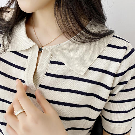 【条纹polo领短袖冰丝针织衫】俏皮显瘦 时髦复古 宽松设计感小众针织 减龄时尚·轻松穿出少女感 商品图3