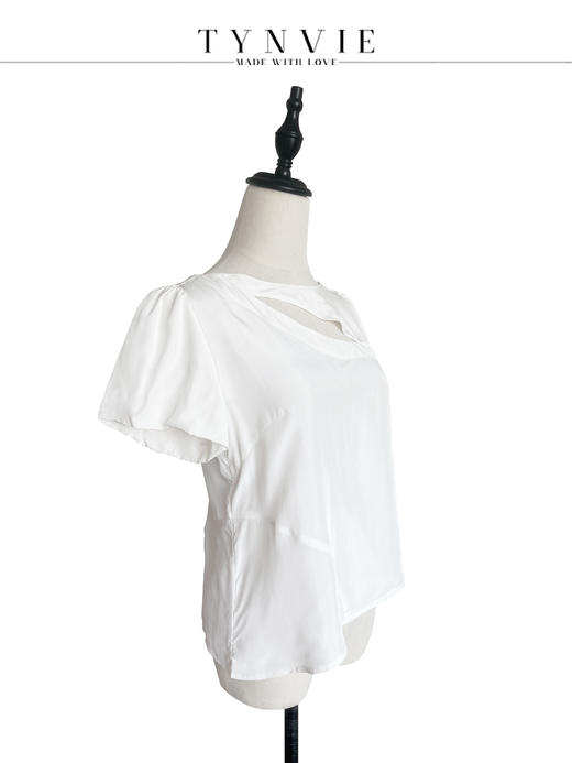 TYNVIE 开口设计不对称短袖上衣-白色 商品图1