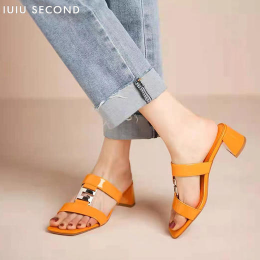 IUIU SECOND 2022夏新款方头漆皮粗跟凉拖鞋U22BJ24681 商品图0
