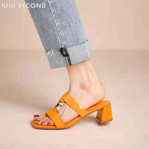 IUIU SECOND 2022夏新款方头漆皮粗跟凉拖鞋U22BJ24681 商品图3