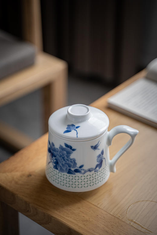 富玉 |  景德镇陶瓷手绘青花牡丹茶漏杯大容量水杯玲珑茶杯 商品图0