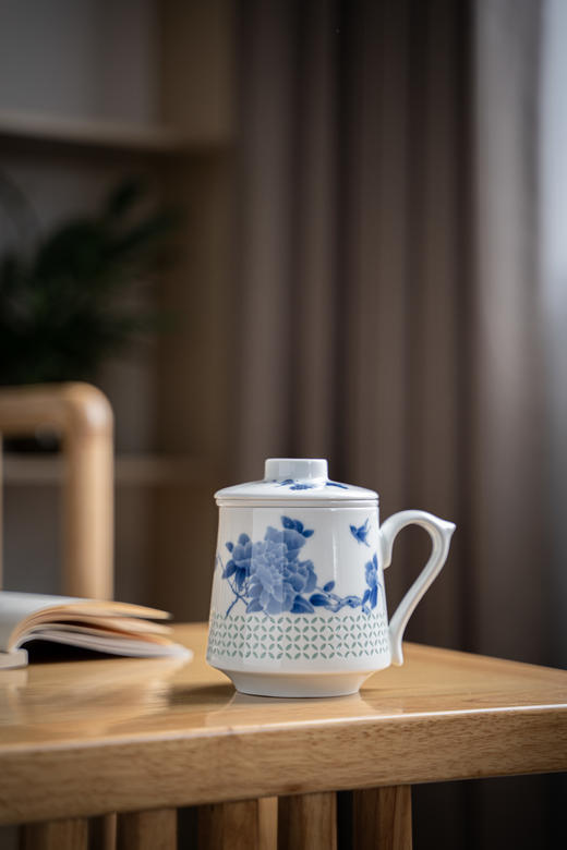 富玉 |  景德镇陶瓷手绘青花牡丹茶漏杯大容量水杯玲珑茶杯 商品图1