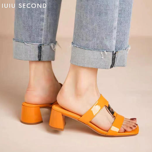 IUIU SECOND 2022夏新款方头漆皮粗跟凉拖鞋U22BJ24681 商品图5