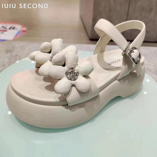 IUIU SECOND 2022夏新款厚底增高花朵凉鞋U22BG25051 商品图3