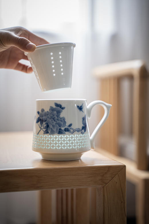 富玉 |  景德镇陶瓷手绘青花牡丹茶漏杯大容量水杯玲珑茶杯 商品图2