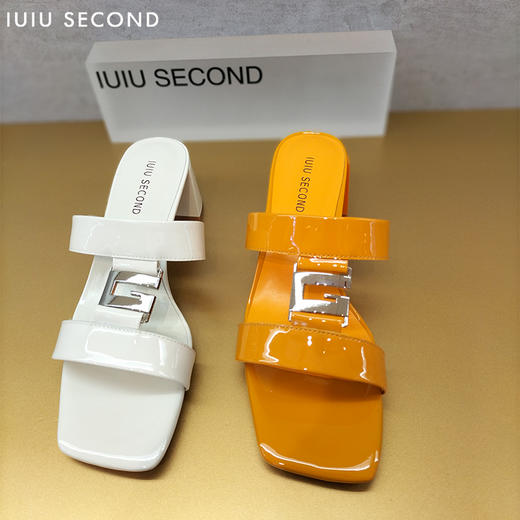 IUIU SECOND 2022夏新款方头漆皮粗跟凉拖鞋U22BJ24681 商品图2
