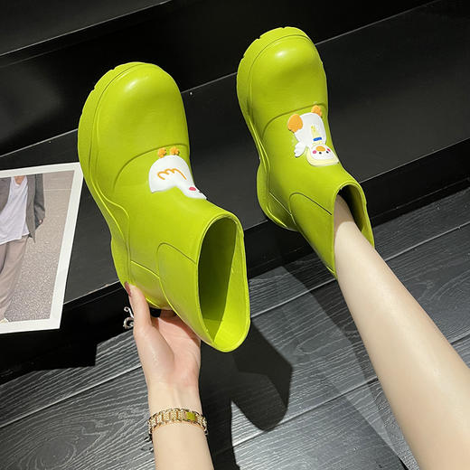 【卡通厚底中筒雨鞋】抖音同款网红鸭子防水防滑雨鞋 外穿可爱雨靴中筒轻便短筒水靴 商品图3