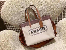 年中折扣来袭¥2499直邮Coach专柜2022最新款横版托特field 30，复古帆布拼皮设计