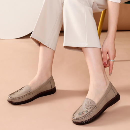 A20298 2022春秋新款真皮单鞋女平底平跟中老年豆豆鞋软底皮鞋大码女鞋 商品图1