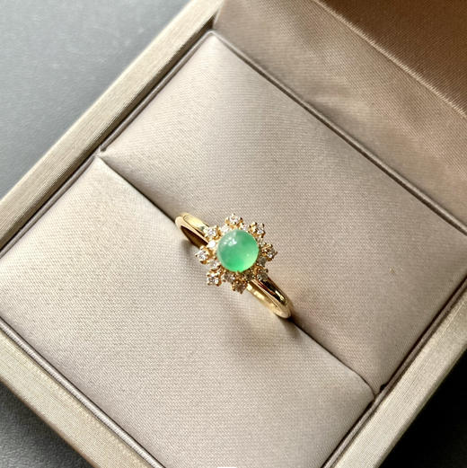 冰种阳绿厚庄翡翠蛋面雪花戒指18k黄金钻石镶嵌 商品图6