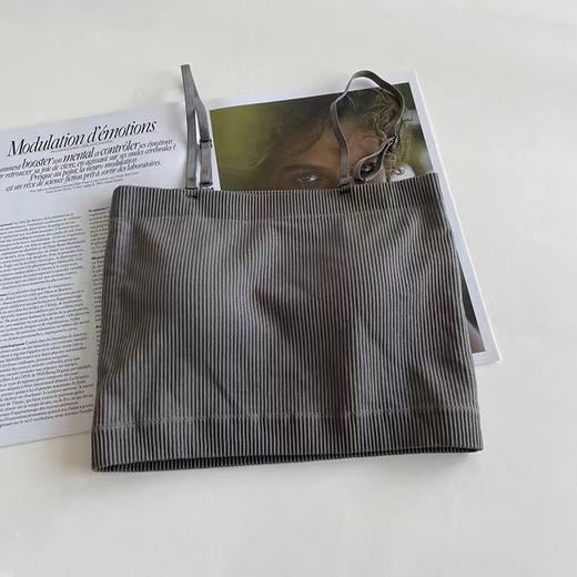 【一字平口的设计，欧美高ji感】黛唯梵固定吊带背心女、时尚气质、夏季新款、小众设计、纯色简约、百搭内搭上衣热卖 商品图6