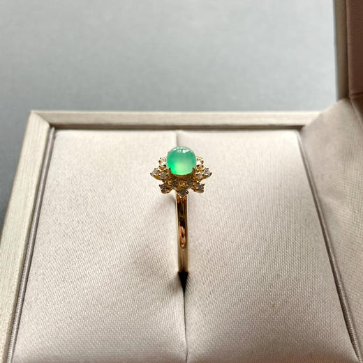 冰种阳绿厚庄翡翠蛋面雪花戒指18k黄金钻石镶嵌 商品图7