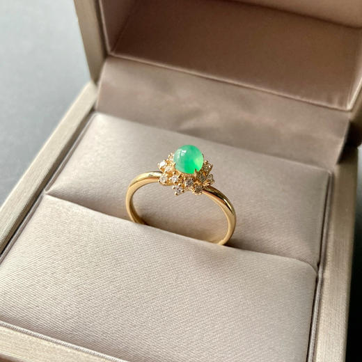 冰种阳绿厚庄翡翠蛋面雪花戒指18k黄金钻石镶嵌 商品图5