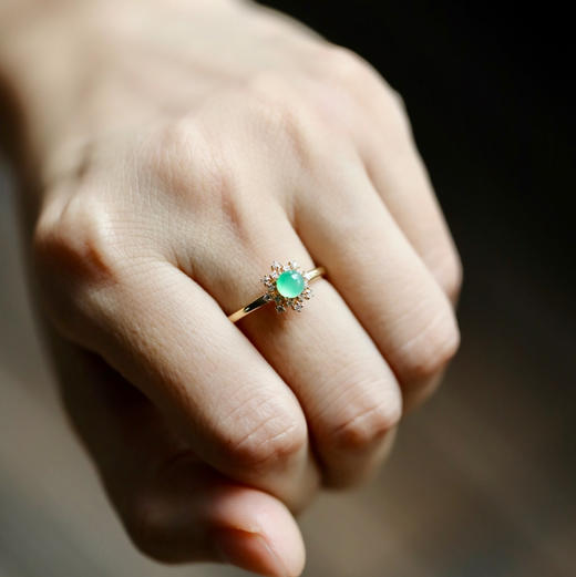 冰种阳绿厚庄翡翠蛋面雪花戒指18k黄金钻石镶嵌 商品图11