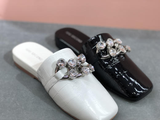 IUIU SECOND春夏漆皮穆勒拖方头矮跟拖鞋 商品图0