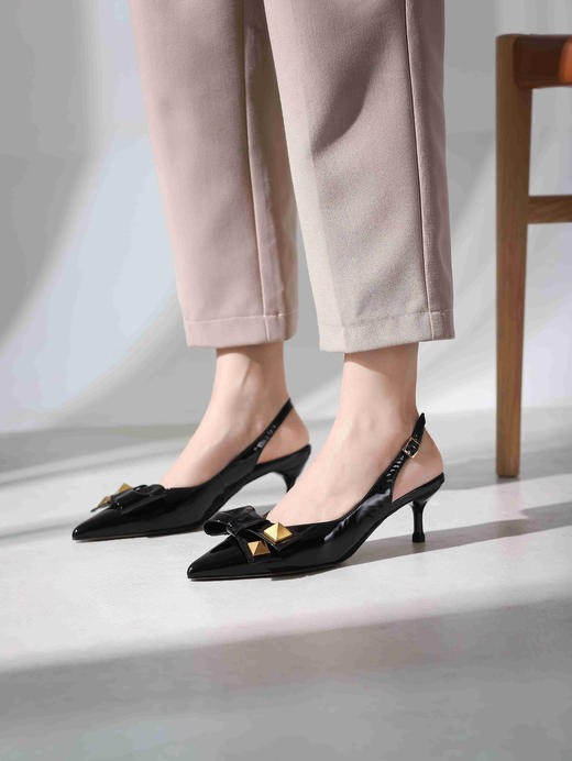 IUIU SECOND夏季铆钉蝴蝶结尖头小跟凉鞋U21AH15141 商品图0