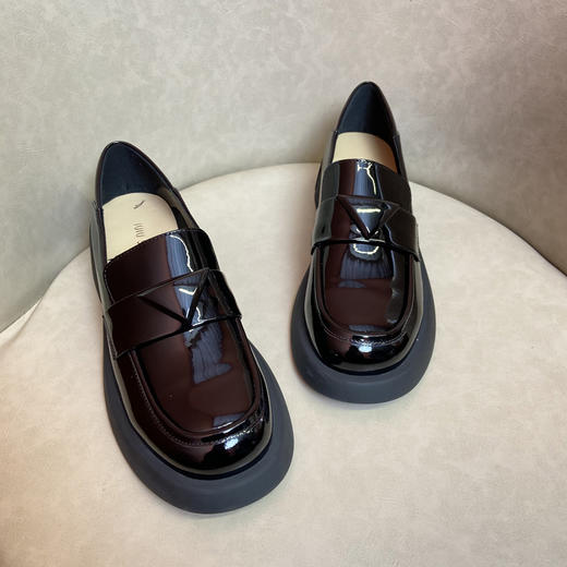 IUIU SECOND22春季新款牛漆皮乐福鞋JK制服鞋经典三角标商场同款U22AM19021 商品图0