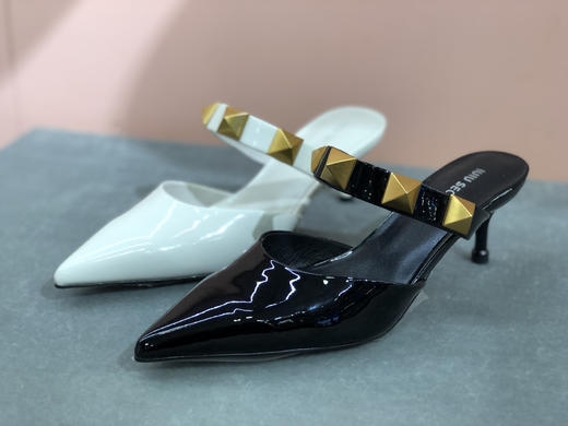 IUIU SECOND春夏时尚铆钉尖头后空凉鞋漆皮小跟拖鞋 商品图0