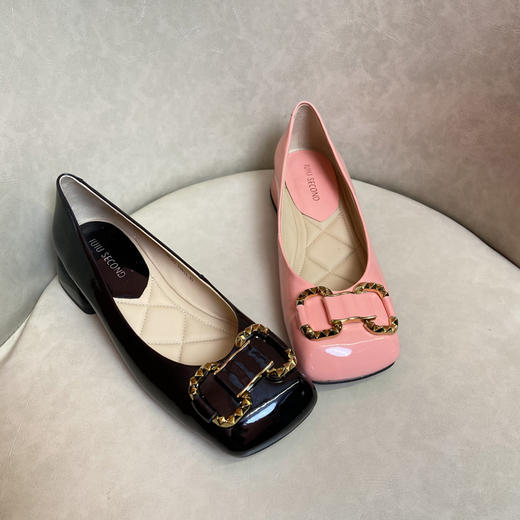 IUIU SECOND2022春季新款方头马衔扣单鞋女漆皮方头浅口粗跟U22AE17981 商品图0