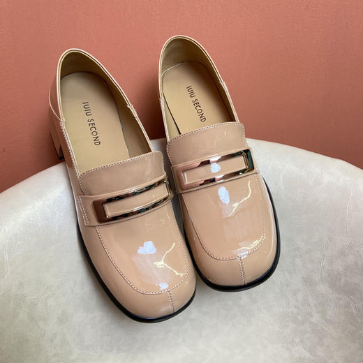 IUIU SECOND2022春季新款漆皮乐福鞋中粗跟复古小皮鞋真皮英伦风商场同款春季新款U22AM18421 商品图0