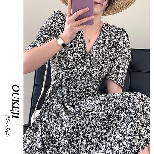欧可纪-【海边假日】法式黑白碎花V领短袖连衣裙女一片式裙子 商品图0