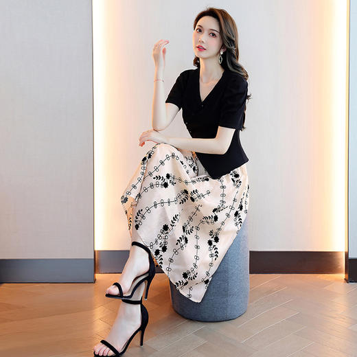 2022夏季新款米色时尚两件套小V领泡泡袖连衣裙女套装 HR-LJY-Z5113 商品图3