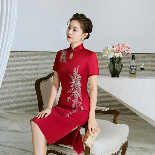 YS-05639旗袍连衣裙洋气高贵醋酸缎镶钻重工礼服宴会礼服 商品图2