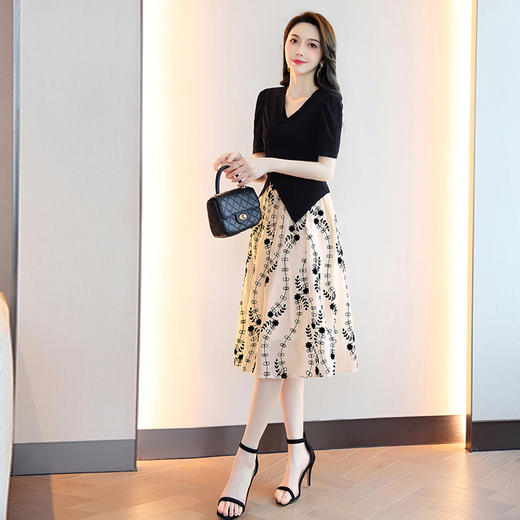 2022夏季新款米色时尚两件套小V领泡泡袖连衣裙女套装 HR-LJY-Z5113 商品图1