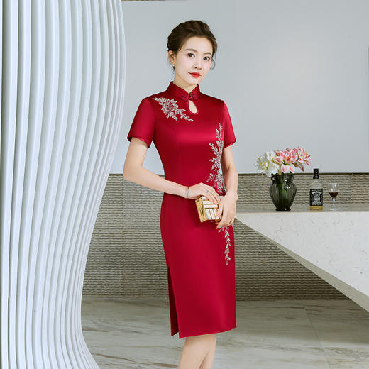 YS-05639旗袍连衣裙洋气高贵醋酸缎镶钻重工礼服宴会礼服 商品图3