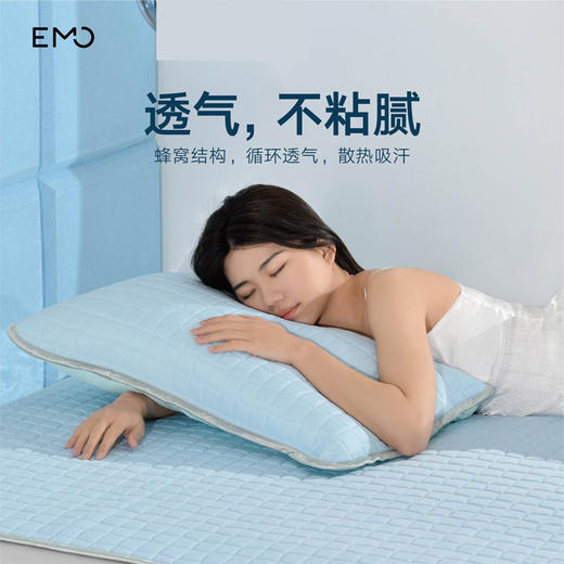 「躺在“冰块”上睡觉」EMO一默 小冰块乳胶凉席 顺滑亲肤 透气不粘腻 持续凉感 干爽舒适 不再热醒 支持机洗 商品图3