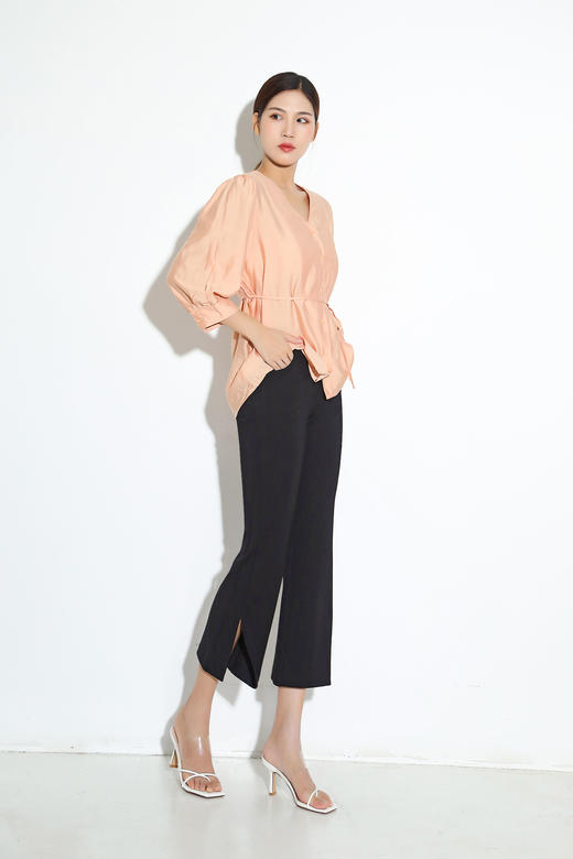 V领收腰铜氨丝薄款中袖衬衫30003 商品图3