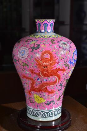 粉色扒花龙纹梅瓶