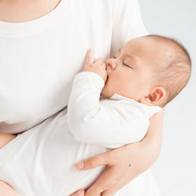 如何纠正宝宝奶睡习惯