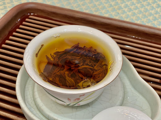 红茶｜百岁红（古树红茶300/600）茶条肥壮，口感醇厚，绵甜回甘，花蜜香，水果甜，韵味长，促睡眠舒缓疲劳，愉悦性情，和胃养颜～轻奢高定方罐，规格100g/罐*2，净重200g，拍1发2罐送精美手提袋 商品图2