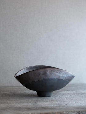 安藤雅信 黒結晶釉掛分异形鉢