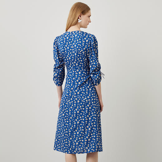 EITIE爱特爱秋季新款气质通勤蓝色v领收腰a字显瘦碎花连衣裙C2207030 商品图4