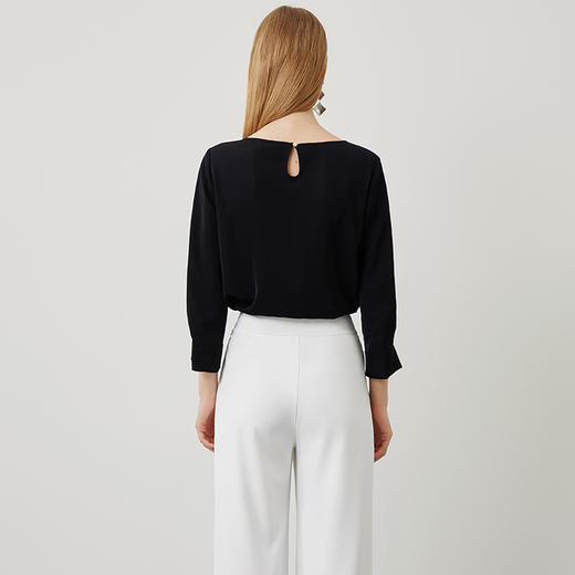 EITIE爱特爱秋季新款气质百搭垂坠简约圆领通勤显瘦黑色上衣C2213010 商品图4