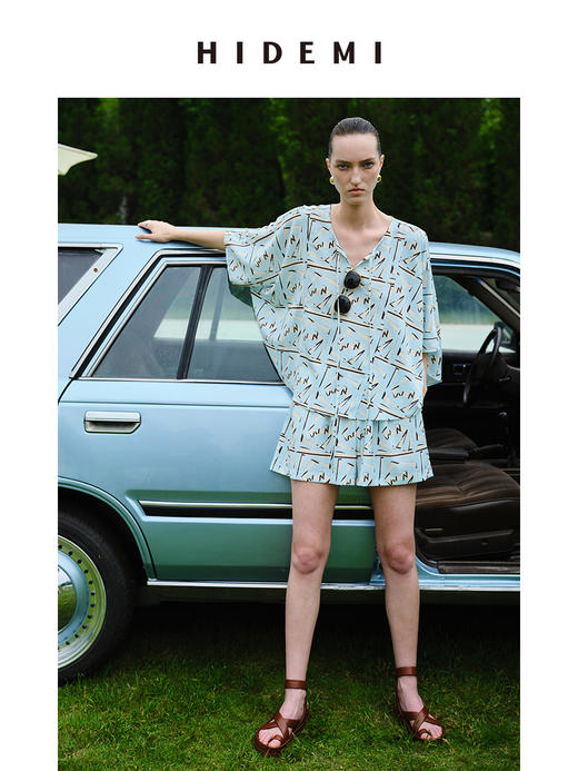 HIDEMI 度假系列手绘印花马卡龙蓝蝴蝶袖三件套 上衣/长裤/短裤 商品图2