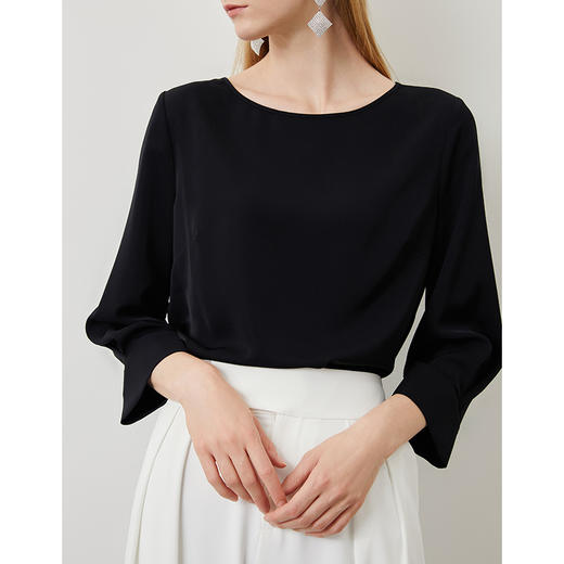 EITIE爱特爱秋季新款气质百搭垂坠简约圆领通勤显瘦黑色上衣C2213010 商品图3