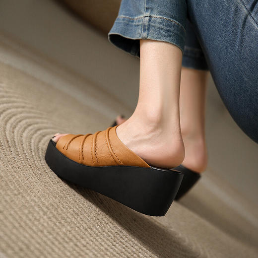 夏季新款圆头中跟坡跟凉拖鞋褶皱大小码休闲松糕跟女鞋车缝线 MT6128 商品图4