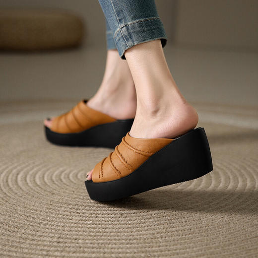 夏季新款圆头中跟坡跟凉拖鞋褶皱大小码休闲松糕跟女鞋车缝线 MT6128 商品图3