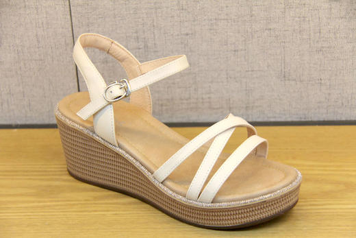 豪行夏新款21298398增高中跟凉鞋女坡跟高跟厚底一字扣露趾轻女鞋 专柜正品 更高6.5CM 商品图1