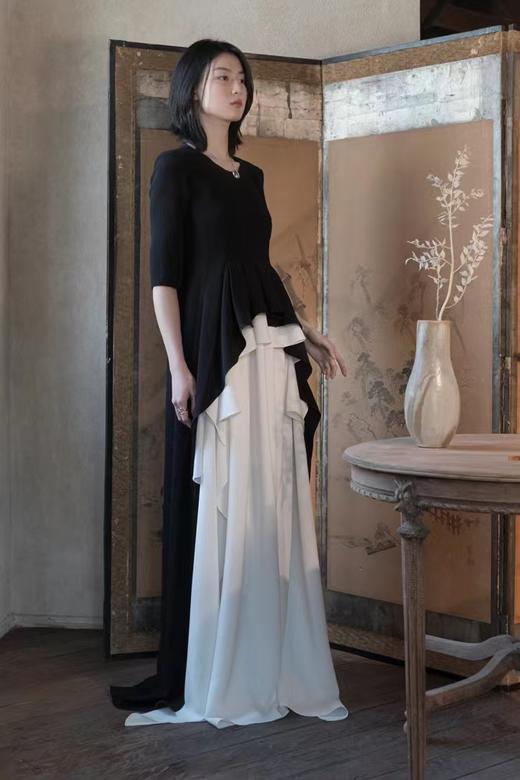 Ashlyn  黑白拼色MAEVE风琴褶长燕尾连衣裙 商品图0