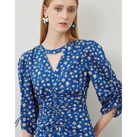 EITIE爱特爱秋季新款气质通勤蓝色v领收腰a字显瘦碎花连衣裙C2207030 商品图3