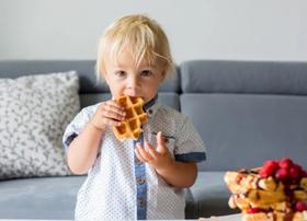 给孩子选零食，看见这些成分多的不能买！